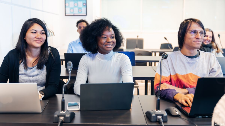 cover of content Data Engineer/AI Engineer & Data Scientist : Pionniers de l'industrialisation de l'IA chez DSTI