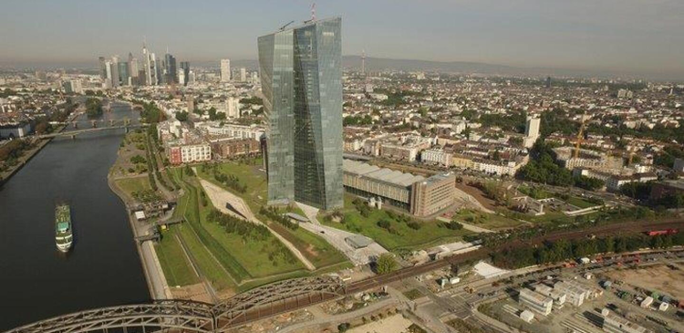 cover du contenu La BCE garde ses taux directeurs inchangés et relève ses prévisions de croissance