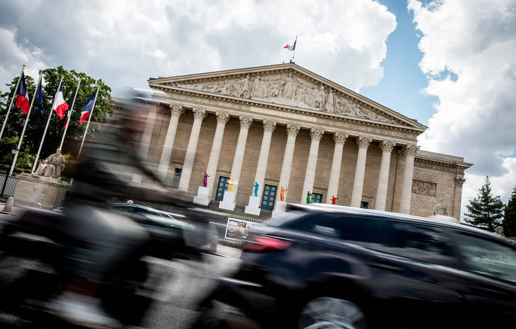 cover du contenu La Bourse de Paris plonge dans la tourmente politique