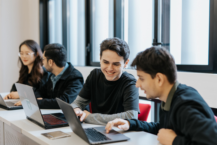 cover du contenu Le Master in Data Sciences & Business Analytics : 5 Spécialisations pour préparer votre avenir professionnel