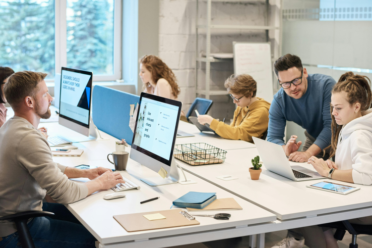 cover of content Les jeunes diplômés des écoles de commerce : Séduits par le secteur de la tech, mais à quel prix ?