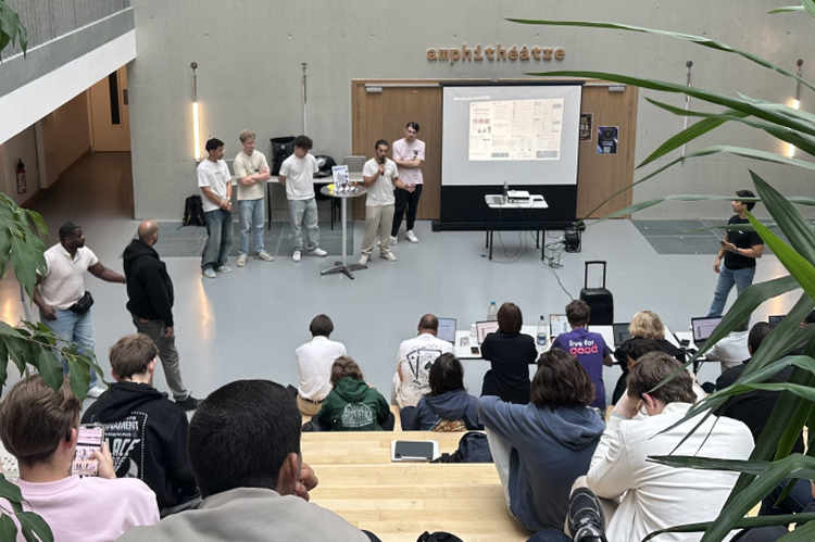 cover du contenu À Pontoise, près de 100 jeunes mobilisés pour l’égalité des chances lors du premier hackathon du Val-d’Oise