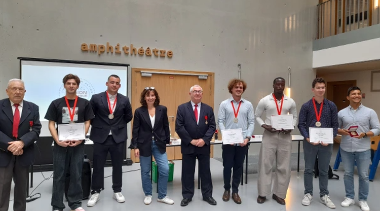cover du contenu Quatre étudiants d’ESIEE-IT récompensés par le Prix local des Apprentis de la SMLH