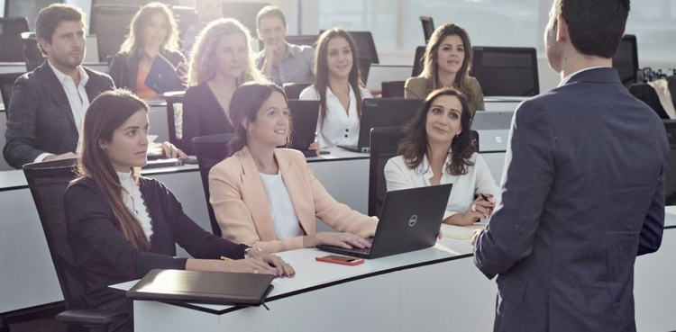 cover du contenu 5 reasons to study our Master in Finance